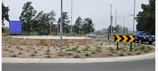 Av. Arturo Illia — Rotonda frente a La Finca